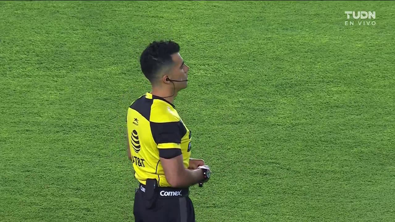 Arranca el partido y la pelota está en juego.