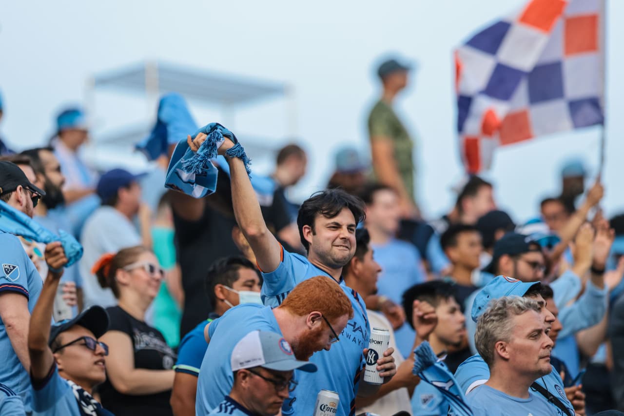 La afición celeste encontró la forma de disfrutar de la buena actuación de su equipo.
<br>