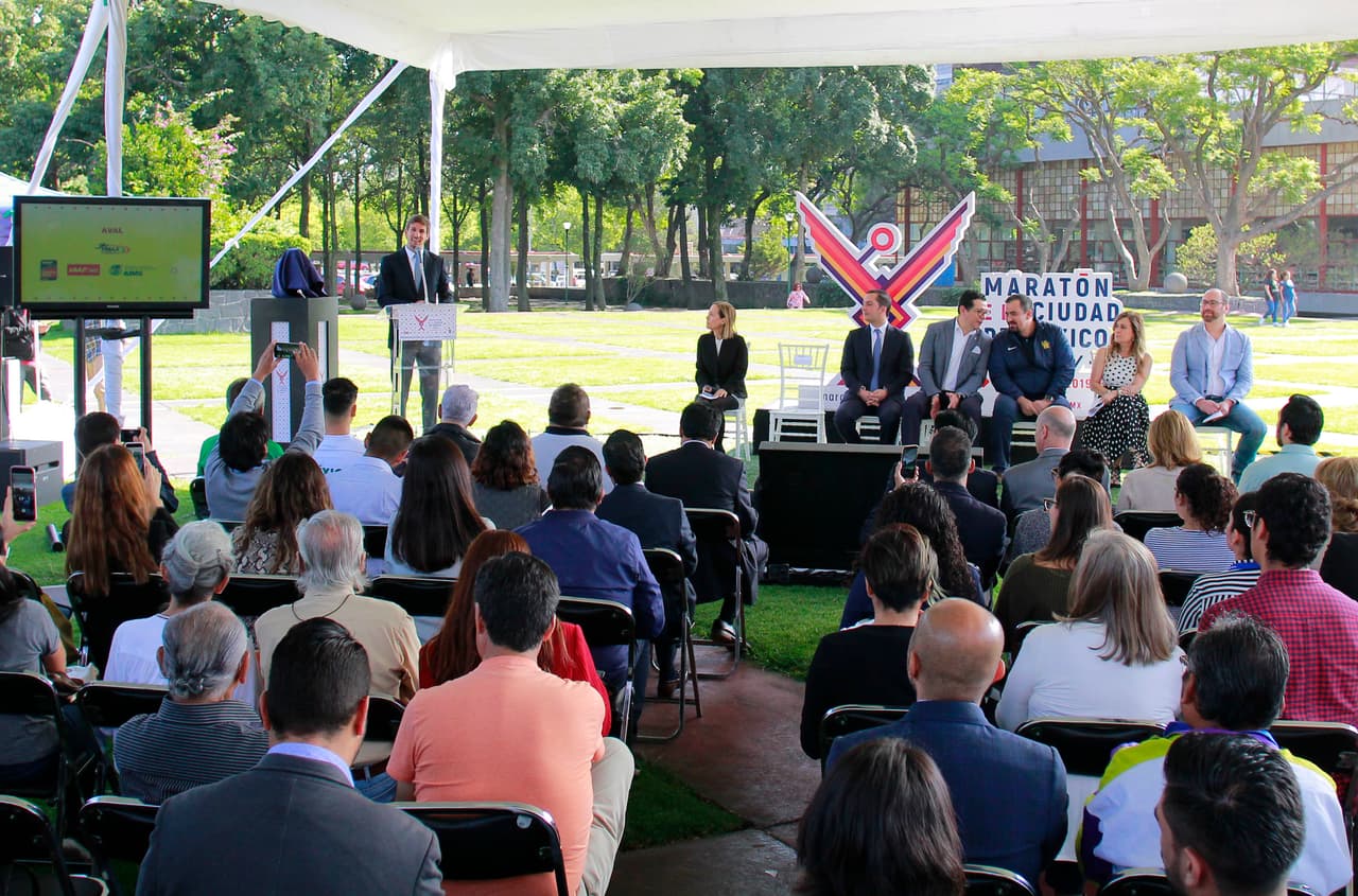 La Medio Maratón de Ciudad de México, que se celebrará el 28 de julio con el aval de la Asociación Internacional de Federaciones de Atletismo (IAAF), presentó sus playeras, indumentaria y medallas en un evento en la Boblioteca de la UNAM.