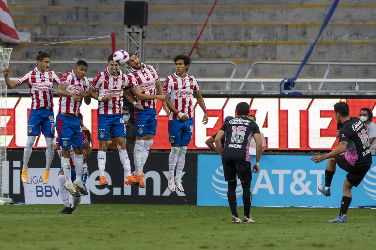 Con goles del Cabecita Rodríguez al 41 y al 90+2, Cruz azul se lleva los tres puntos en su visita a Chivas y el uruguayo llega a 12 goles en el torneo.