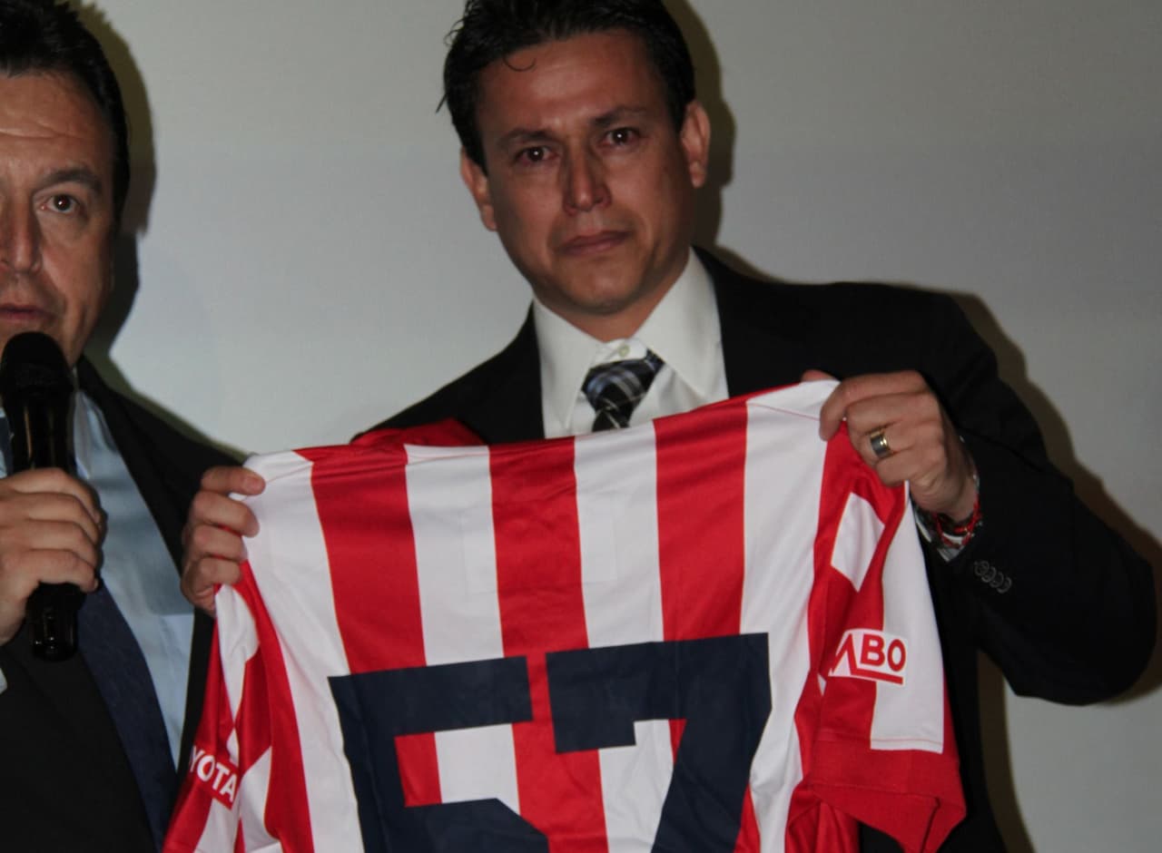 Salvador Reyes de la Peña, hijo del legendario Chava Reyes, nació Los Angeles (California) y jugó dos partidos en la temporada de 1995-1996 con Chivas de Guadalajara.