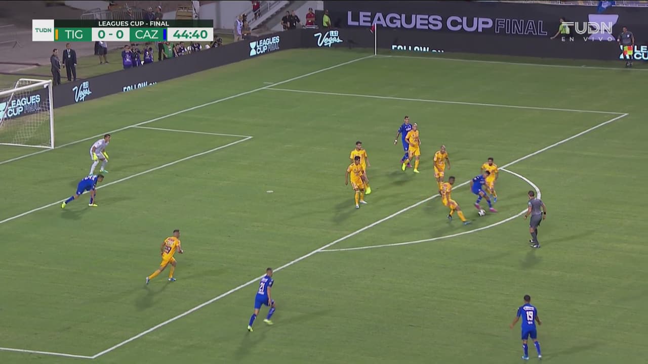 Lujos de Cruz Azul en el área de Tigres, pero falla en el último pase