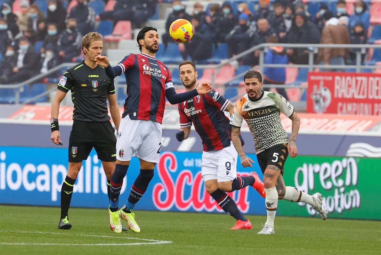 Con gol de David Okereke al 61', Venezia derrota a Bologna durante la Jornada 13 en la Serie A y así se va alejando del descenso.