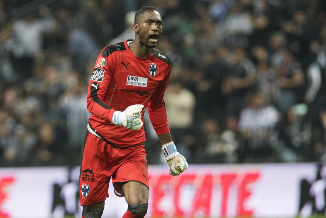 El portero ecuatoriano Alexander Domínguez tendría una oferta en su país y otra de Colo Colo para abandonar las filas del Monterrey en condición de préstamo.