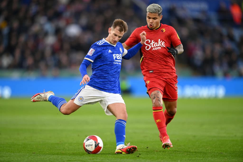 Chelsea golea fácilmente 5-1 al Chestefield, Everton consigue su pase en lso tiempos extras tras vencer 2-3 al Hull City, Leicester pasa por encima 4-1 sobre el Watford y el Newcastle da la sorpresa al caer eliminado 0-1 en su duelo frente al Cambridge United.