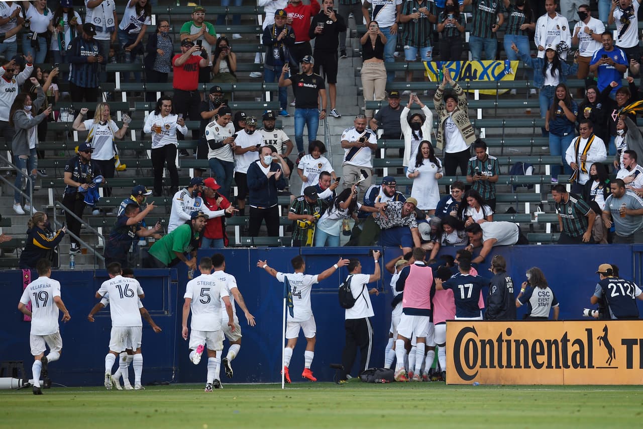 Chicharito y todo LA Galaxy celebraron los 3 puntos obtenidos frente al rival de la ciudad.
