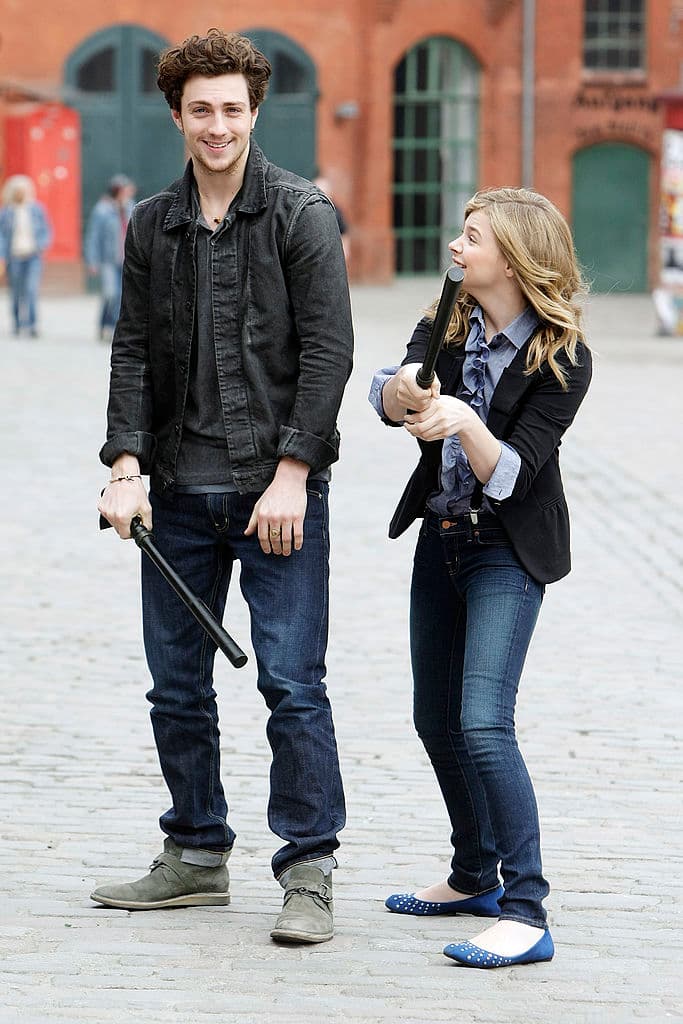 Comienza a combatir el mal pero no es muy bueno para ello y luego de que otros dos superhéroes lo rescataran, el joven les suplica que por favor lo entrenen.
<br>