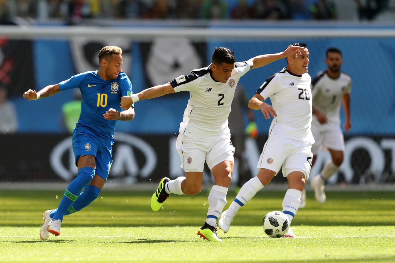 Costa Rica, que tuvo poco el balón, controlaba a los brasileños en su ímpetu por el triunfo, en un juego de mucho orde táctico en cancha.