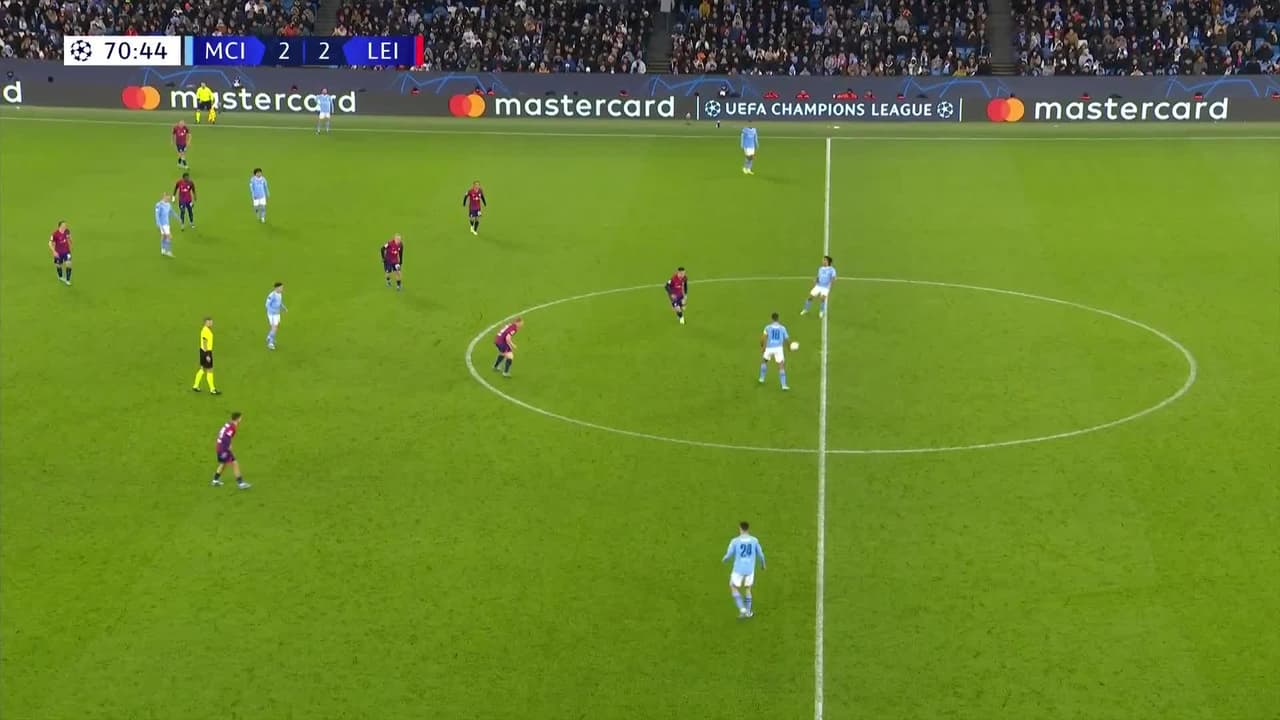 ¡TIRO ATAJADO! disparo por Benjamin Sesko.