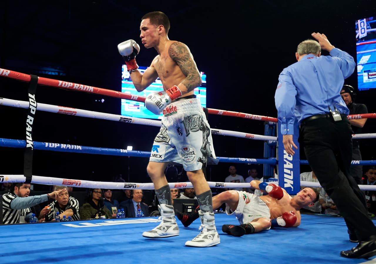 El efecto Eddy Reynoso: Valdez fulmina a Tommasone en siete rounds