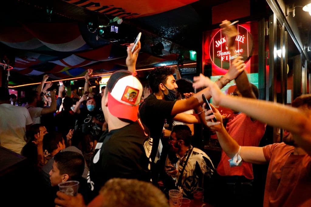 La emoción entre los hinchas fue tal que, en plena pandemia, invadieron las calles de la ‘Ciudad de la Luz’ tras el histórico triunfo.