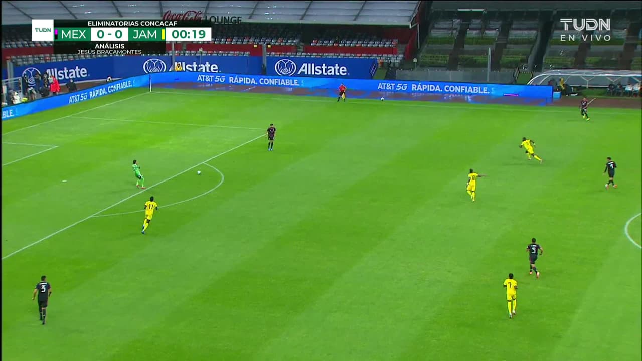 Arranca el partido y la pelota está en juego.