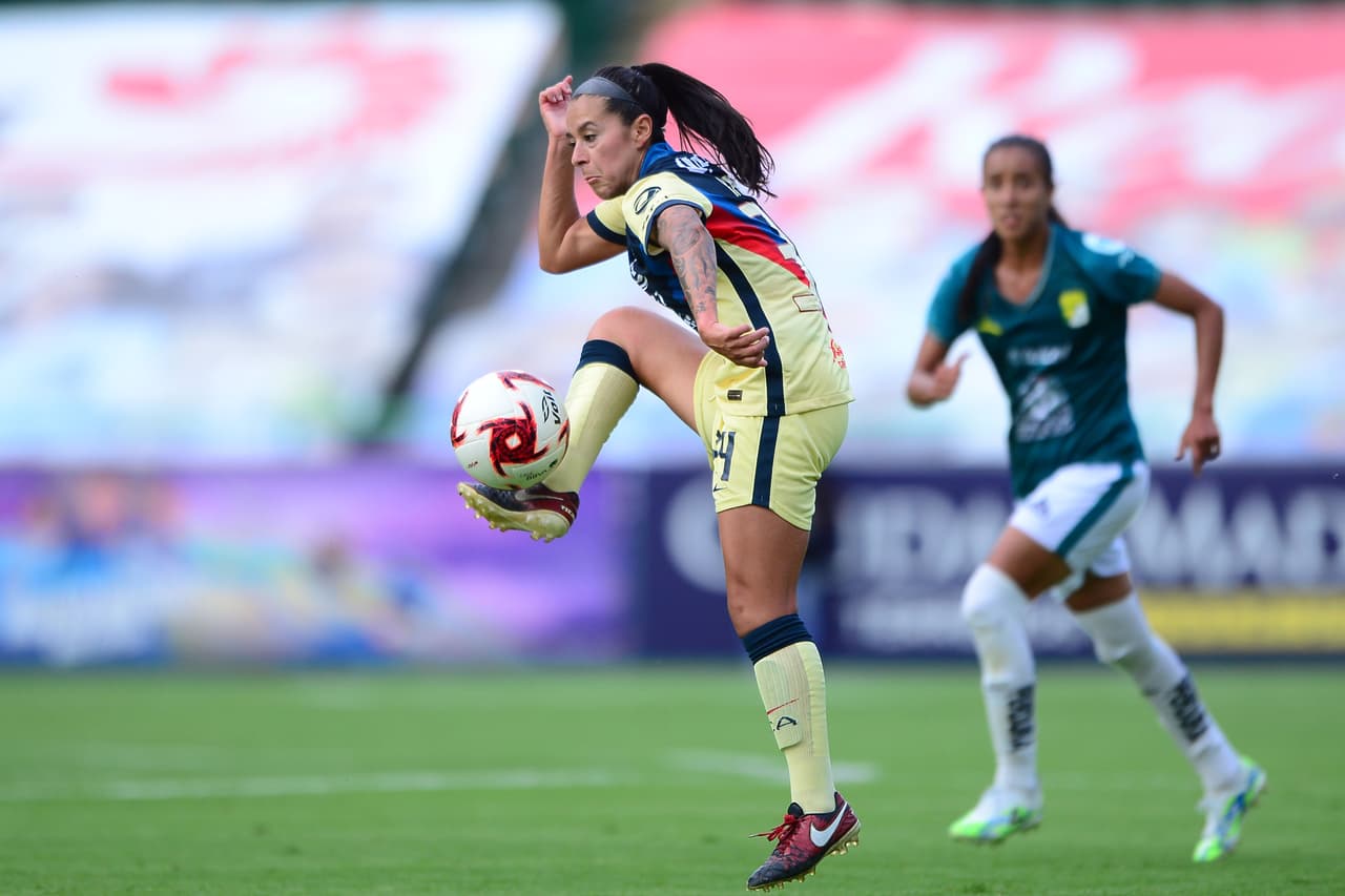 Verónica Pérez controlando el balón.