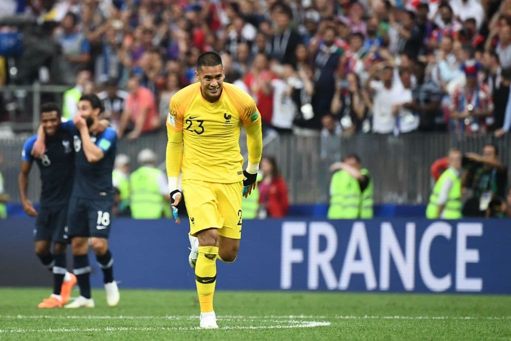 El francés Alphonse Areola es el principal candidato para sustituir al brasileño Alisson Becker en Roma, luego de que Liverpool y Chelsea están en esa puja por ficharlo.