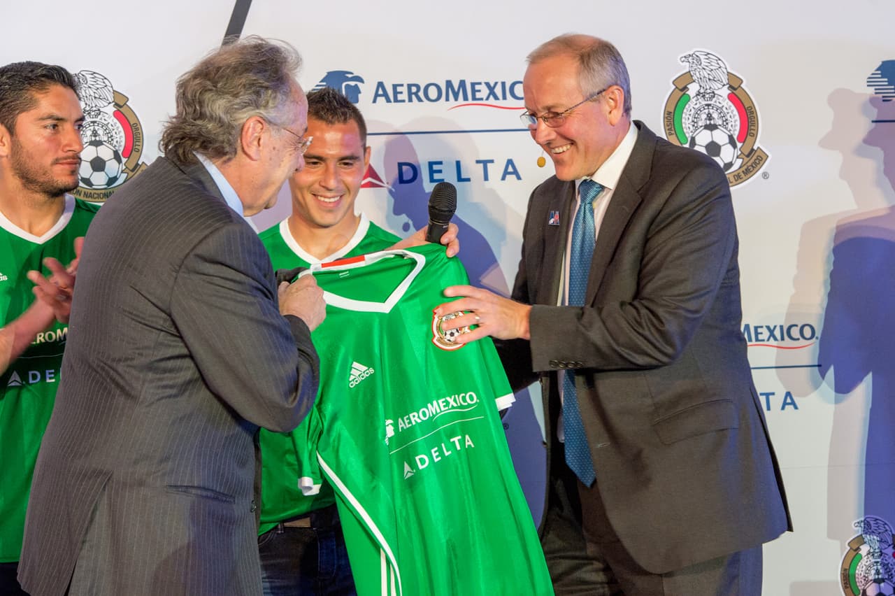 Como protocolo, de María le obsequió a los represetantes de las aerolíneas una camiseta del 'Tri' con el patrocinio en el pecho.