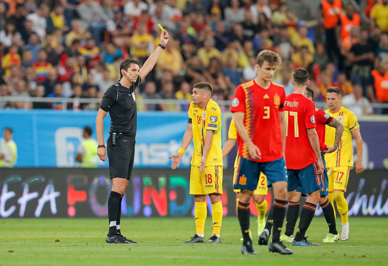 Falta en el borde del área, roja para llorente y España se queda con 10 jugadores.