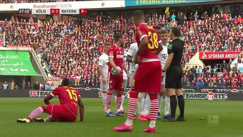 Tarjeta amarilla. El árbitro amonesta a Jérôme Boateng de FC Bayern München