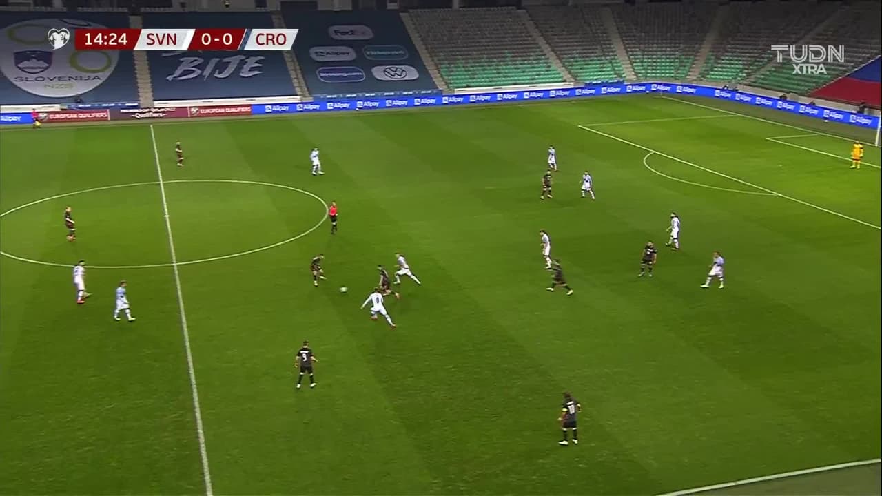 ¡GOL!  anota para Eslovenia. Sandi Lovric