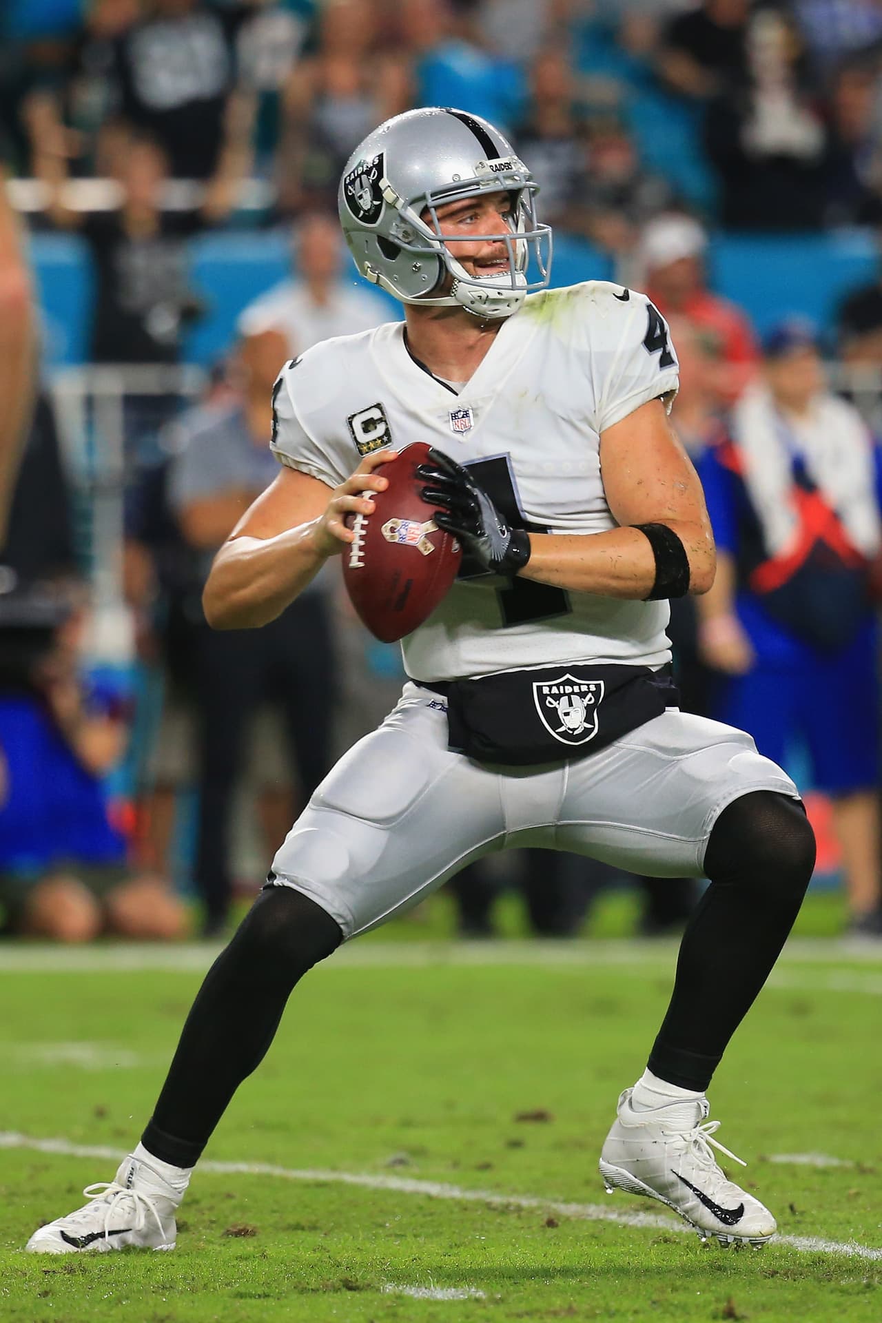 Derek Carr representa a los Oakland Raiders ocupando la séptima posición de la lista.