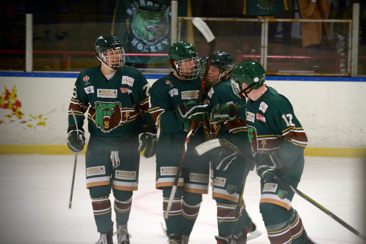 Cuenta la historia de un pequeño pueblo en Suecia que se encuentra en crisis. La comunidad pelea por mantener en buena posición a su equipo local de hockey. Para ello, contarán con la ayuda de un vecino pródigo que acaba de regresar de competir en Canadá.
<br>