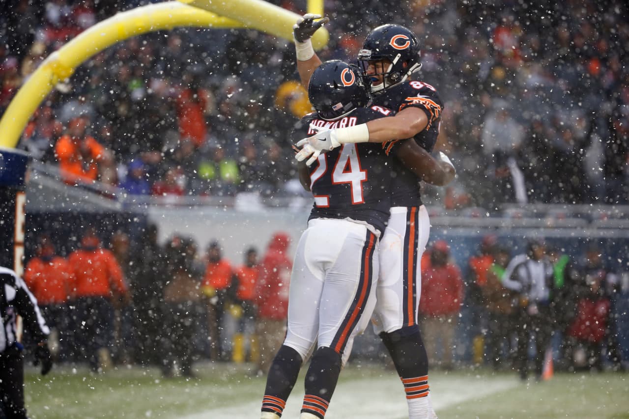 <b>Jordan Howard – RB Chicago Bears</b>
<br>El corredor novato de los Osos de Chicago fue el jugador con más anotaciones desde la línea de scrimmage de la jornada con tres touchdowns frente a San Francisco. Aunque no se necesita ser un fuera de serie para correrle bien a la pésima defensiva contra la carrera de los 49ers, Howard tuvo un gran partido pese a la nevada en el Soldier Field y sus 32 acarreos se tradujeron en 117 yardas y 3 TD. Es un hecho que el '24' se quedó con la titularidad entre los RBs de Chicago y ha respondido bien ante la decepcionante temporada de Jeremy Langford.