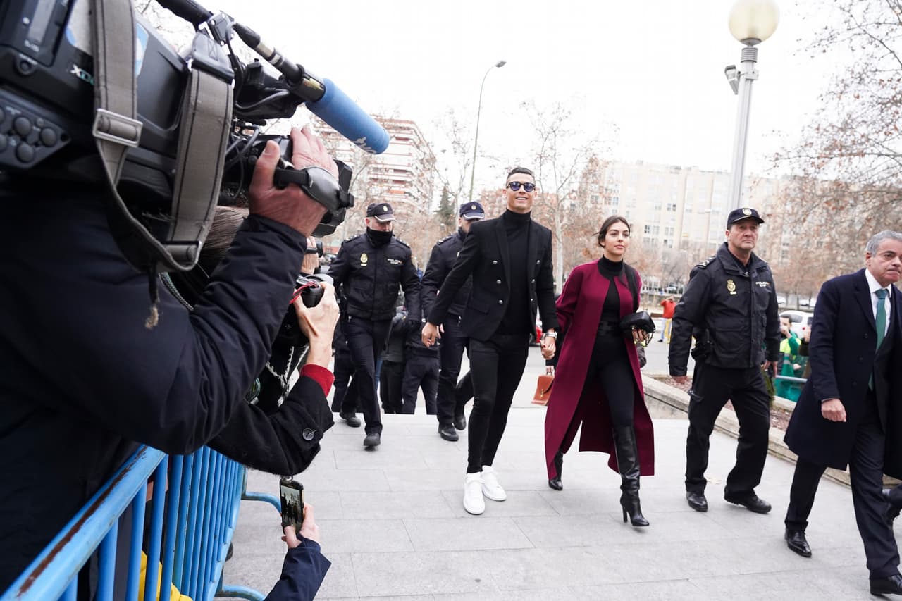 La presencia del jugador en el encuentro en la Fiscalía fue de apenas cinco minutos, a diferencia de la cantidad de periodistas y reporteros presentes.