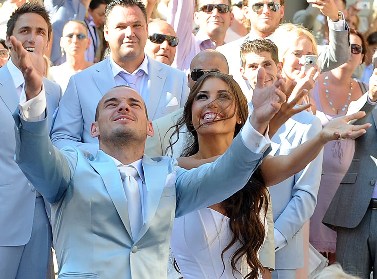 Wesley Seijder y su esposa Yolanthe Cabau tras salir de la iglesia San Giusto e Clemente en Castelnuovo Berardenga cerca a Siena (Italia) el 17 de julio de 2010.