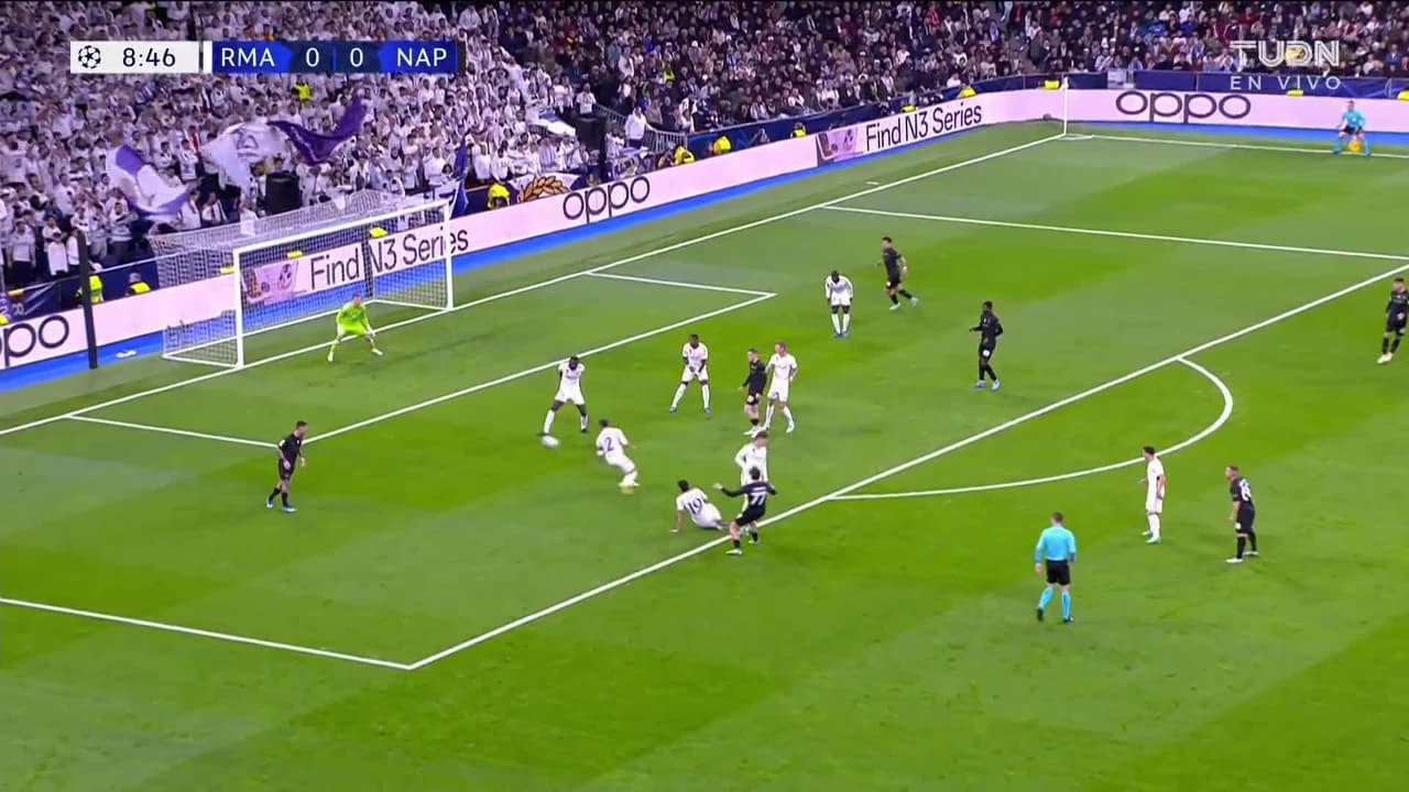 ¡GOL!  anota para Napoli. Giovanni Simeone