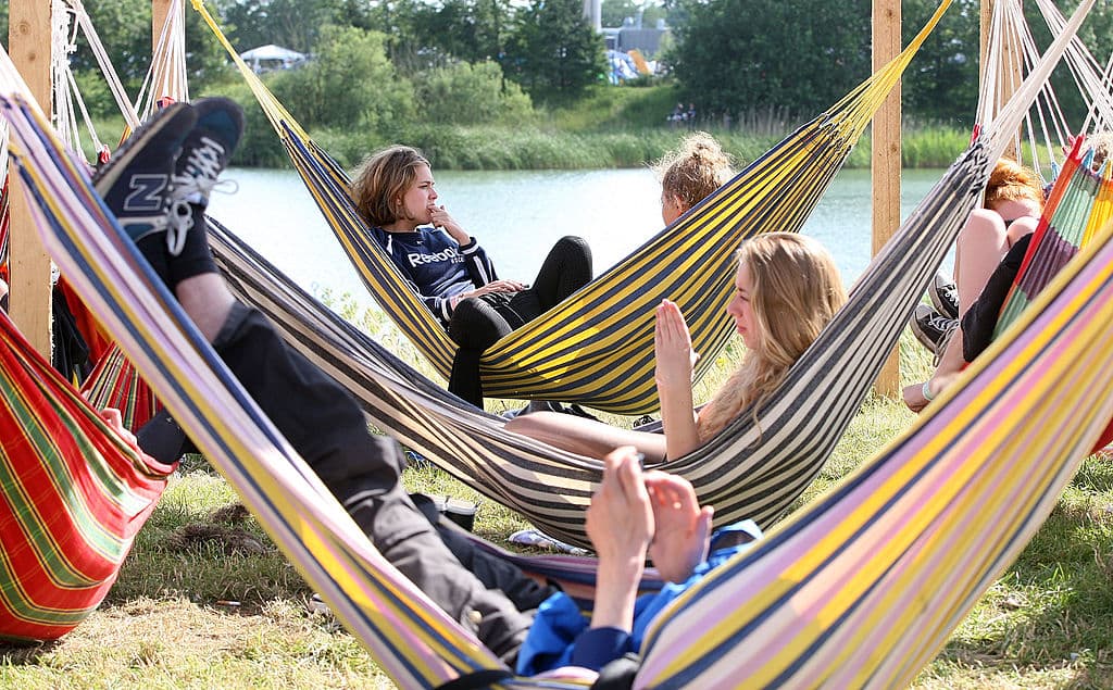 Descansa. El dormir y darte tus tiempos para descansar es la clave para sentirse positivo.