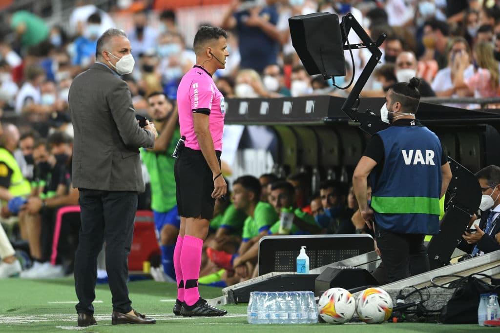 El solitario gol de Carlos Soler desde los once pasos le da la victoria 1-0 a Valencia sobre Getafe.