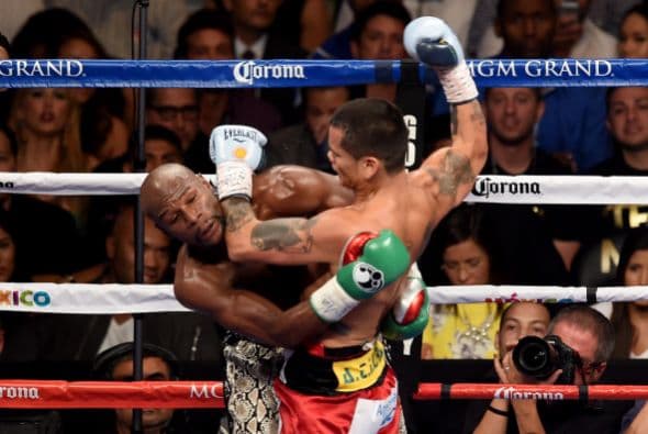 Cada que Maidana intentaba atacar Mayweather lo abrazaba.