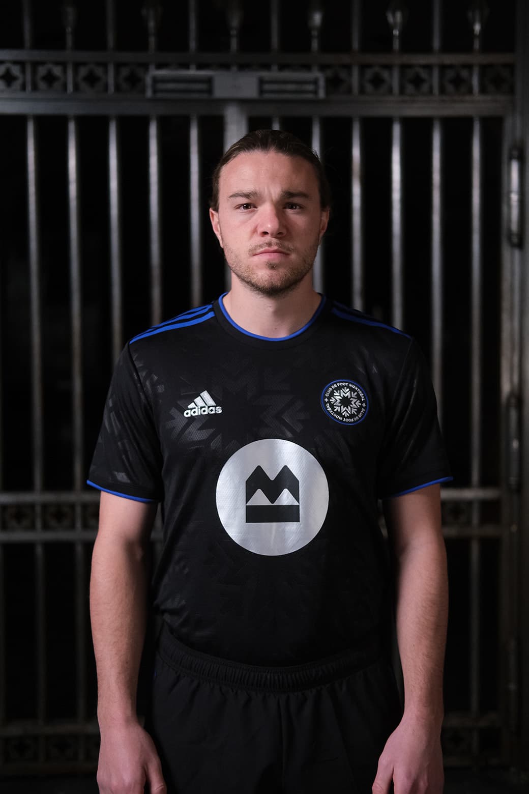 Negro y azul. En muchos sentidos la identidad histórica de la franquicia de Montréal: cambió el nombre oficial, pero la esencia es la misma.