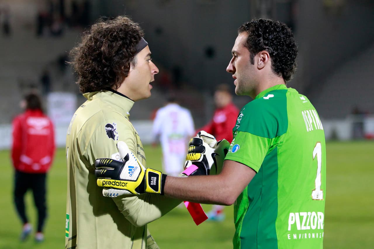 En Francia se vio las caras con otro guardameta de condiciones similares a las suyas: el colombiano David Ospina, quien jugó para el Niza y fichó por el Arsenal en 2014.