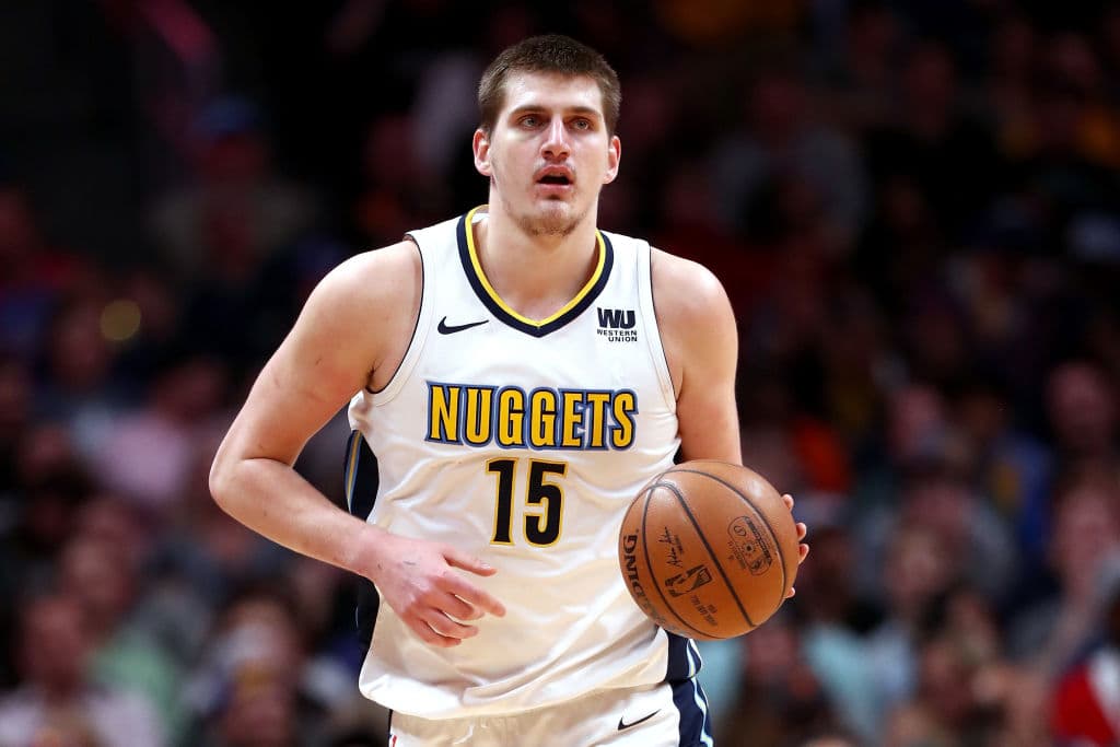 <b>9) Nikola Jokic (Denver Nuggets)</b>. El 'Joker' está fuera del radar de muchos. Error. El serbio pasará de promedios en 2017-18 en puntos y rebotes de 18.5 y 10.7 a 20.6 y 12.0 respectivamente. Piénsalo.