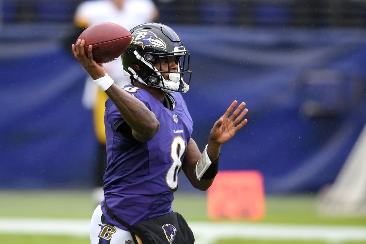 Lamar Jackson tuvo el peor partido, pues lanzó dos intercepciones y perdió en dos ocasiones el balón dentro de la línea de 10 yardas, sin embargo, el juego aéreo no sólo recae en él.