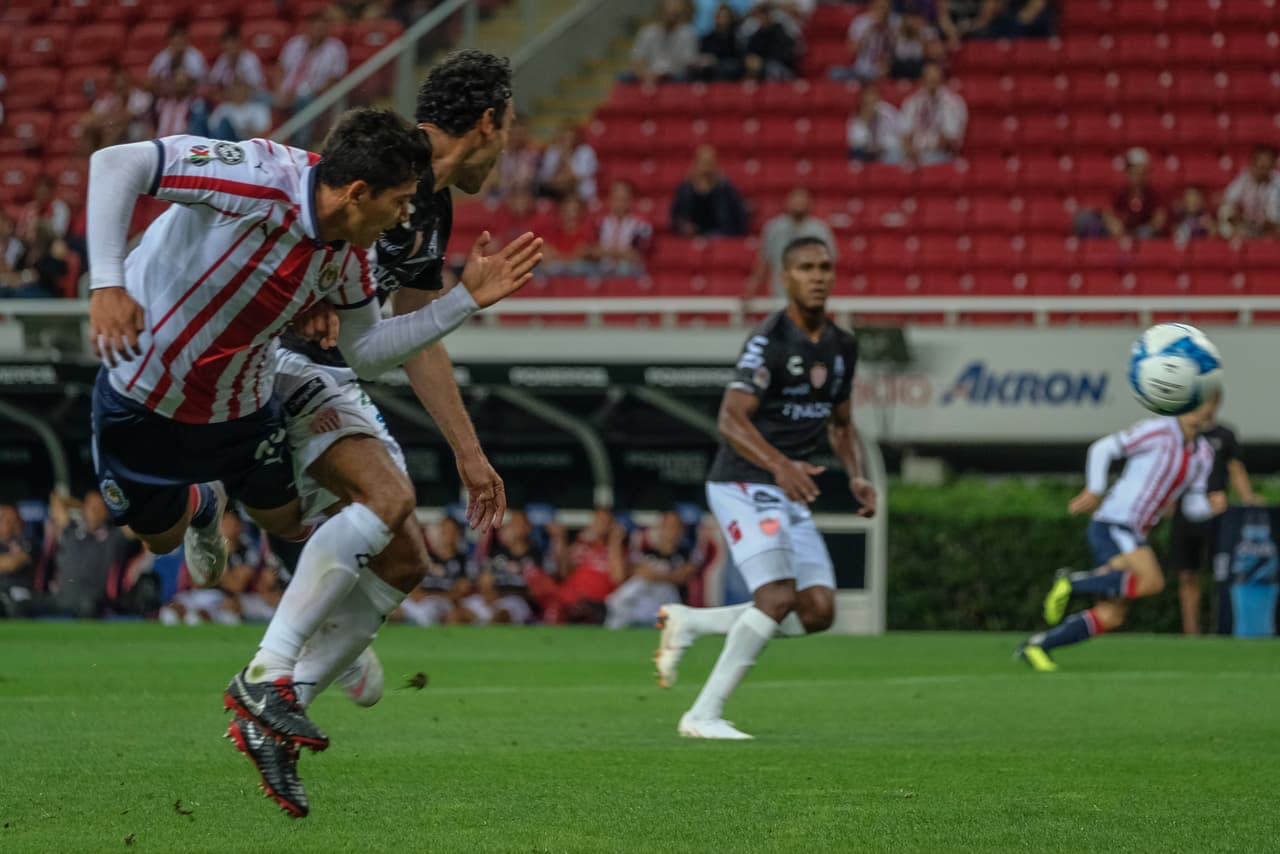 Las Chivas tuvieron una oportunidad más para irse al descanso con una ventaja mayor pero, por más que la buscaron, el segundo gol nunca llegó.