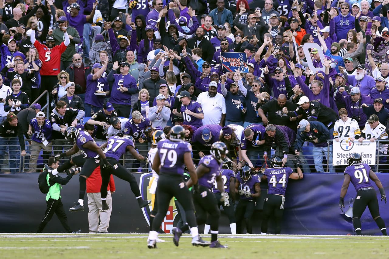 La afición Ravens festejó con su equipo la victoria 21-14 sobre sus acérrimos rivales, los Steelers.