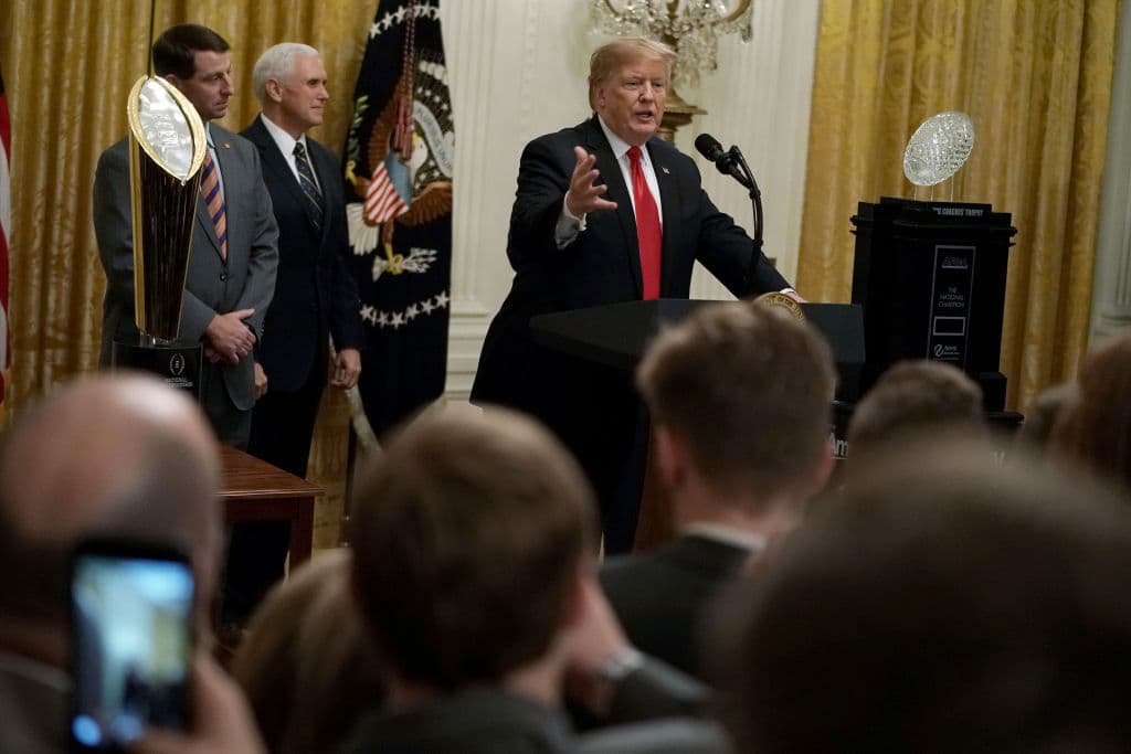 Debido al cierre del gobierno, el presidente Donald Trump recibió a los campeones de la NCAA, los Clemson Tigers, con un 'banquete', pero de comida rápida.