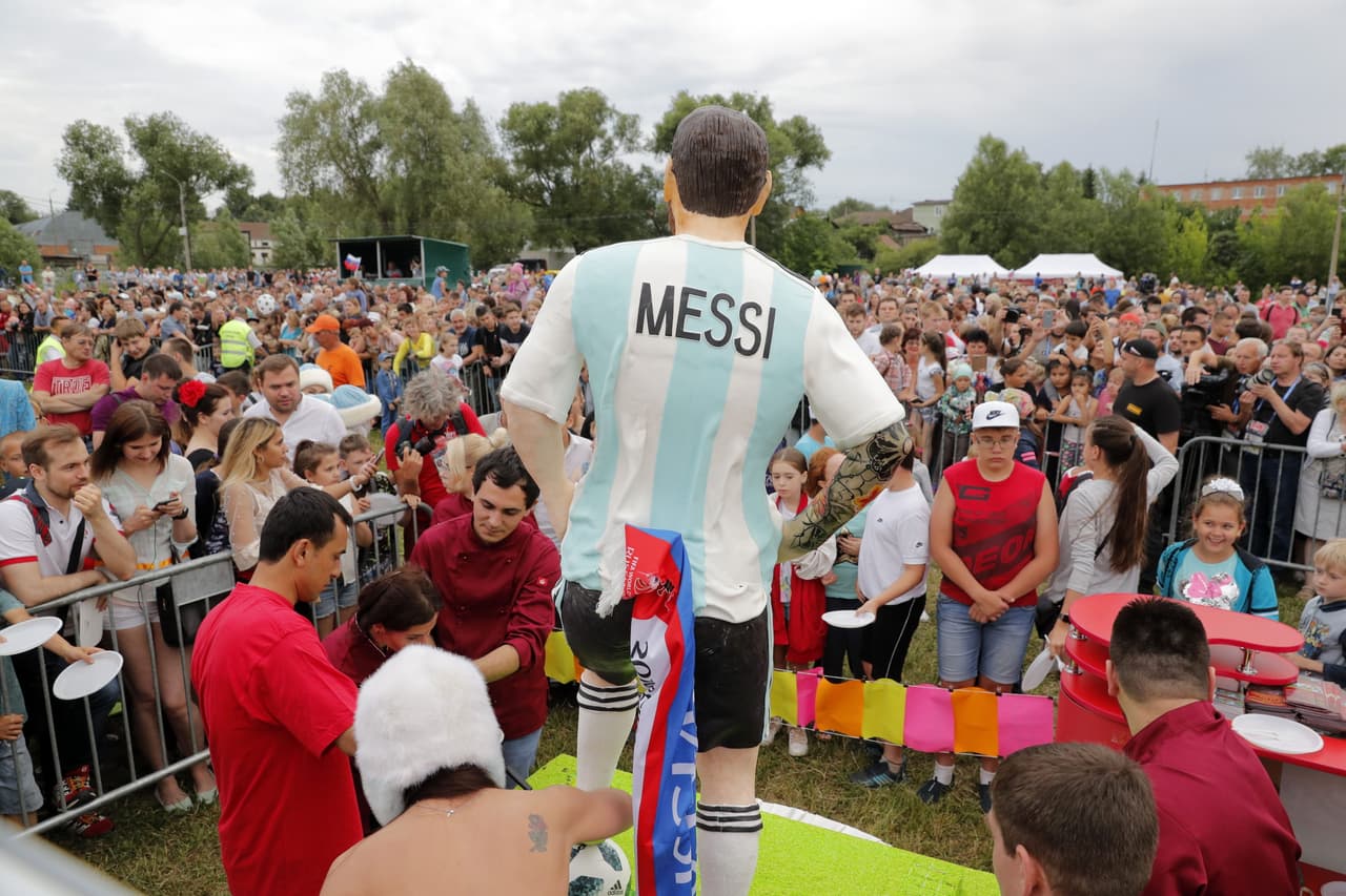 "Para los rusos Messi es como un Dios y todos esperan que va a venir, como un milagro, porque antes podíamos verlo solo por tv y ahora está en Bronnitsy", dijo a la AFP Ivan, diputado de Krátovo.