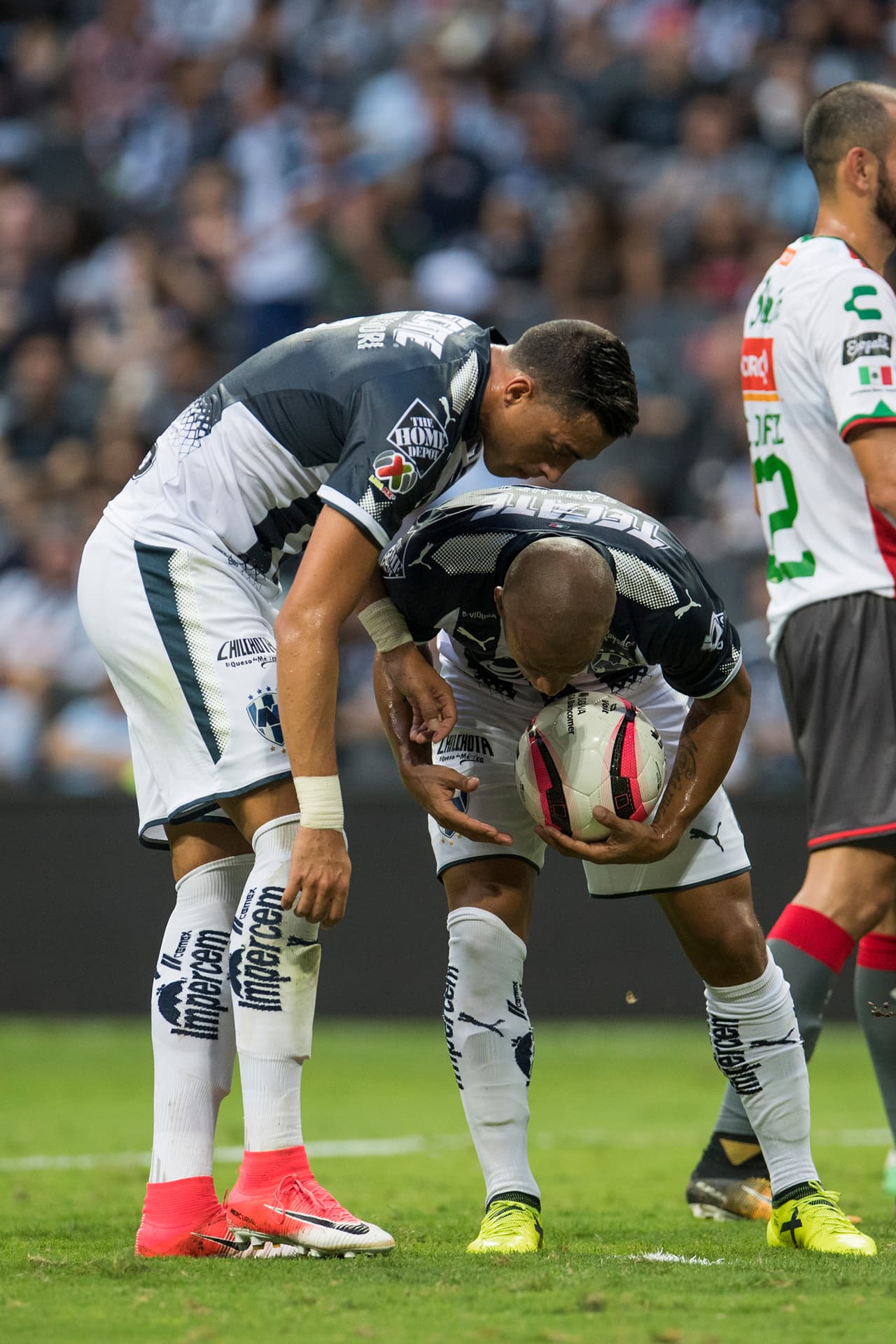 Al minuto 30, Carlos Sánchez cobró de mala forma un tiro penal. El disparo fue al centro de la portería y Barovero no tuvo mayores problemas para rechazar.