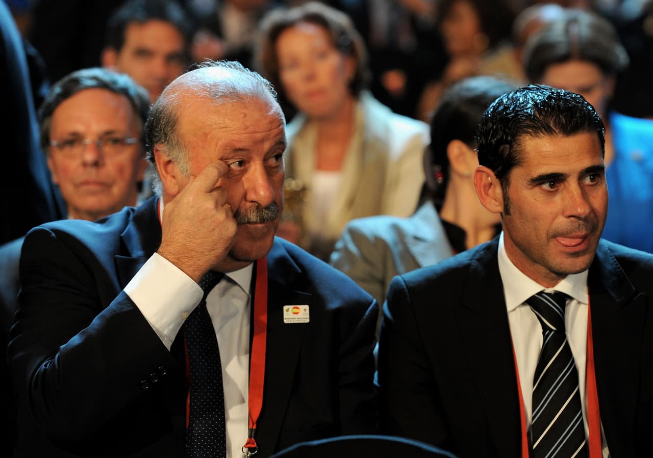 Fernando Hierro y Vicente del Bosque en el sorteo de Sudáfrica 2010