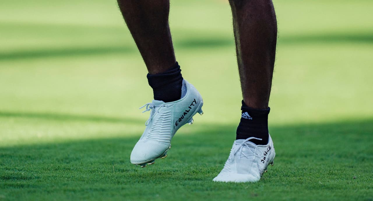 <b>Equality y Justice</b>
<br>Equidad y justicia, es lo que está visible en los zapatos de Kamara, en modo de protesta exigiendo dos valores sociales primordiales.