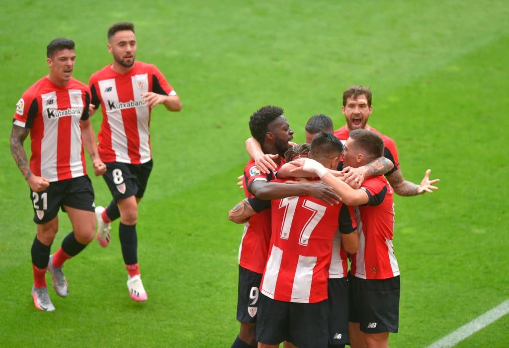 Iker Muniain se adelanta a la defensa y golpea el balón de tres dedos, a segundo poste, para vencer a Oblak.