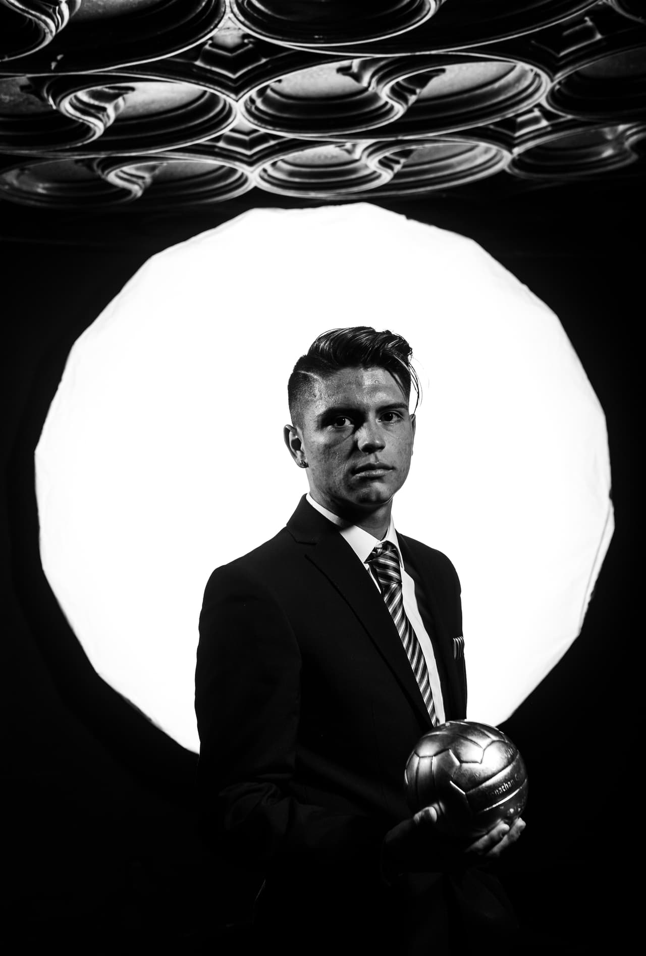 Con seriedad, como se ha tomado su joven carrera, Jonathan sostiene el premio.