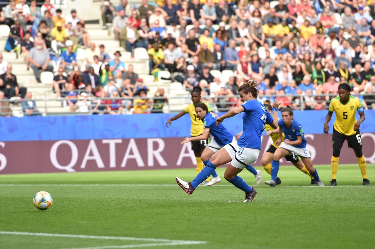 En esta oportunidad, Girelli no falló y puso a festejar a todo Italia con el 1-0 al minuto 12.