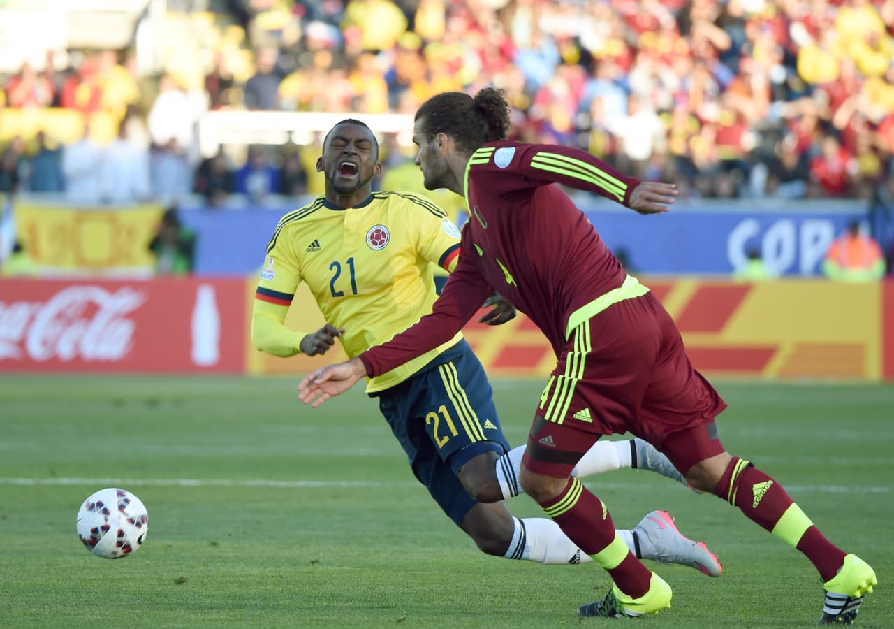 Vizcarrondo, defensa central de Venezuela, fue una muralla para los delanteros colombianos.