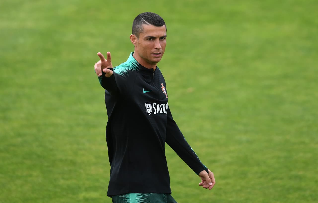 Desde Portugal aseguran que Cristiano Ronaldo no seguirá en el Real Madrid tras el Mundial de Rusia 2018. Sin embargo, al delantero le quedan años de contrato y quien lo quiera debería pagar la cláusula de 1,000 millones de euros.
