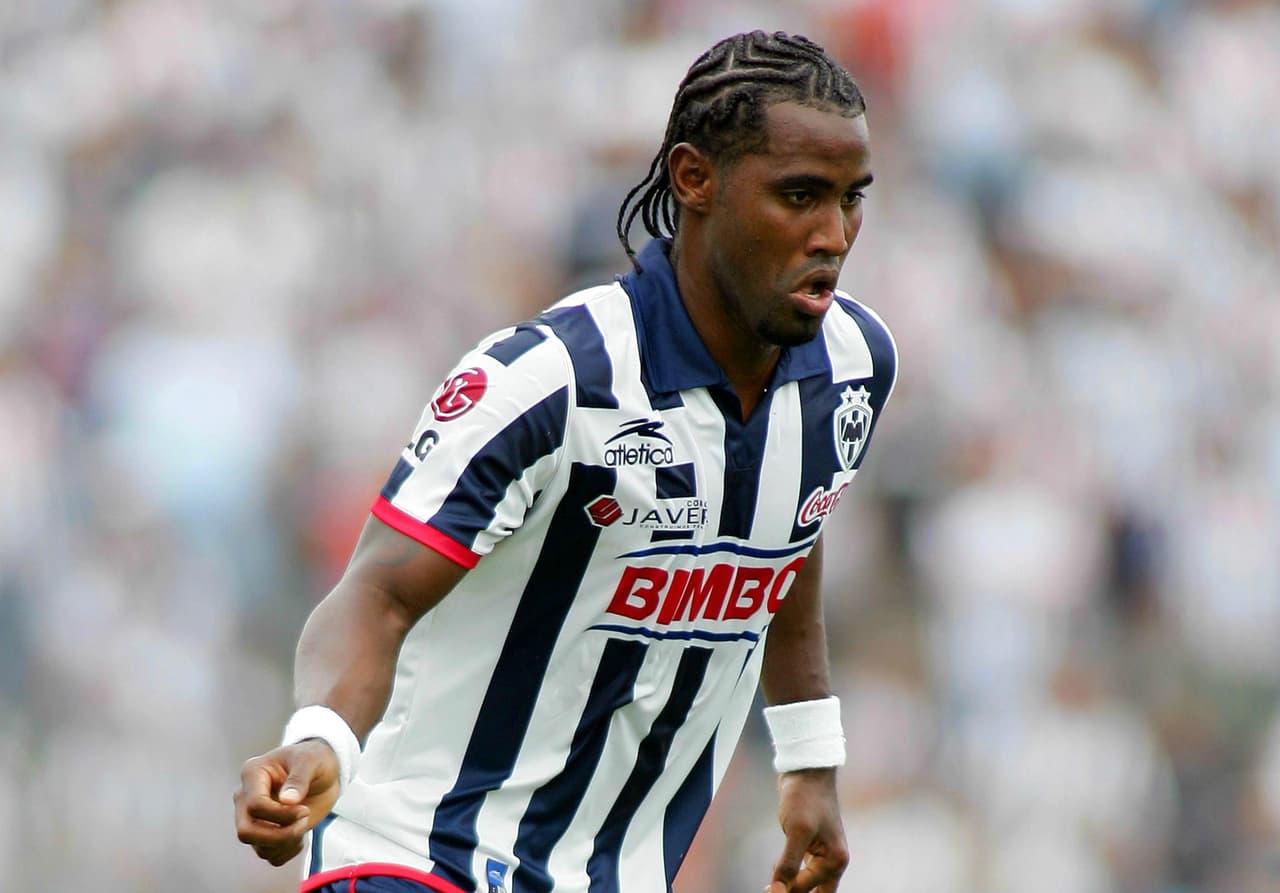 El defensor Felipe Baloy llegó a México para defender la playera del Monterrey procedente del Atlético Paranaense de Brasil. Luego de 4 años con los Rayados el zaguero llegó a Santos Laguna por 3 campañas más.