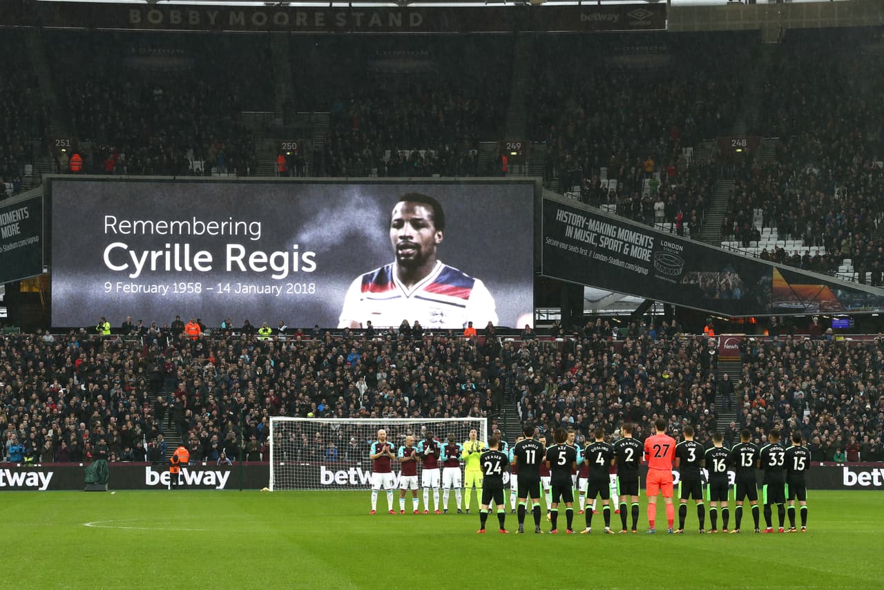 Antes de comenzar, hubo un minuto de silencio por la memoria de Cyrille Regis quien jugara en Inglaterra –y para Inglaterra– de la década del 70 hasta la del 90, quien falleció la semana pasada.