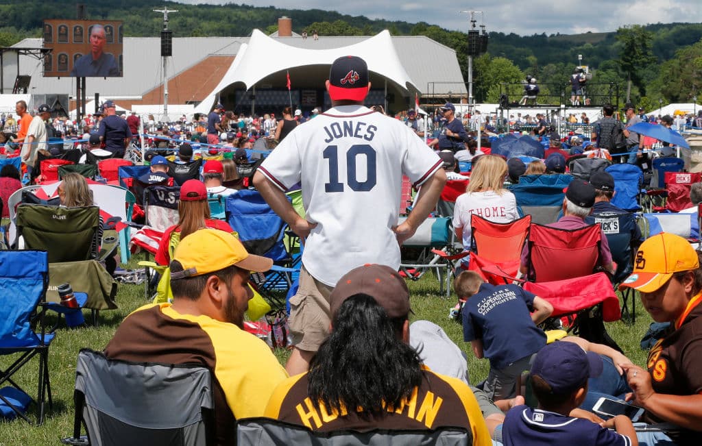 Fanáticos esperan por la inducción de Trevor Hoffman, Jom Thome, Chipper Jones y Vladimir Guerrero al Salón de la Fama del béisbol en Cooperstown, Nueva York.